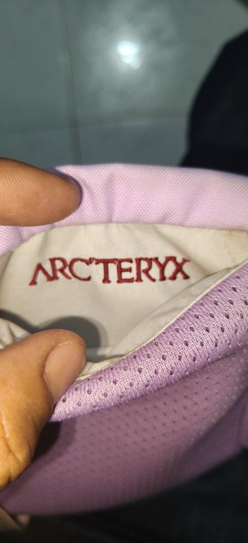 Arc'teryx Mantis 2 Large Waist Pack Storm Glow (Category: Belt bags, Clutches and Pouches) located in Pili. Submitted by fiercestorm.fcba92 (Listing ID 1465691418, Image 3). Description: - Brand: Arc'teryx - Model: Mantis 2 Waist Pack - Colorway: Storm Glow (Light purple with red embroidered bird logo) - Condition: Clean, minimal signs of handling - Features: Two-way zippered main compartment, front pocket, adjustable strap with buckle closure - 
