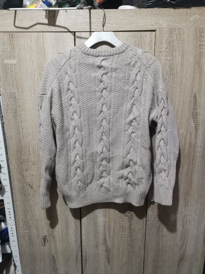 Aritzia wire knitted sweater (Category: Coats, Jackets and Outerwear) located in San Pedro. Submitted by thriftersthrift (Listing ID 1465586407, Image 2). Description: Width(inches) :19.5 Length(inches) :23 Good condition Already wash Color rate : 10 /10 🌵ALL ITEMS ARE FROM UKAY BALE SO MANAGE YOUR EXPECTATION 🌵 ASK SELLER FOR MORE INFORMATION COLOR MAY CHANGE TRU LIGHTING.