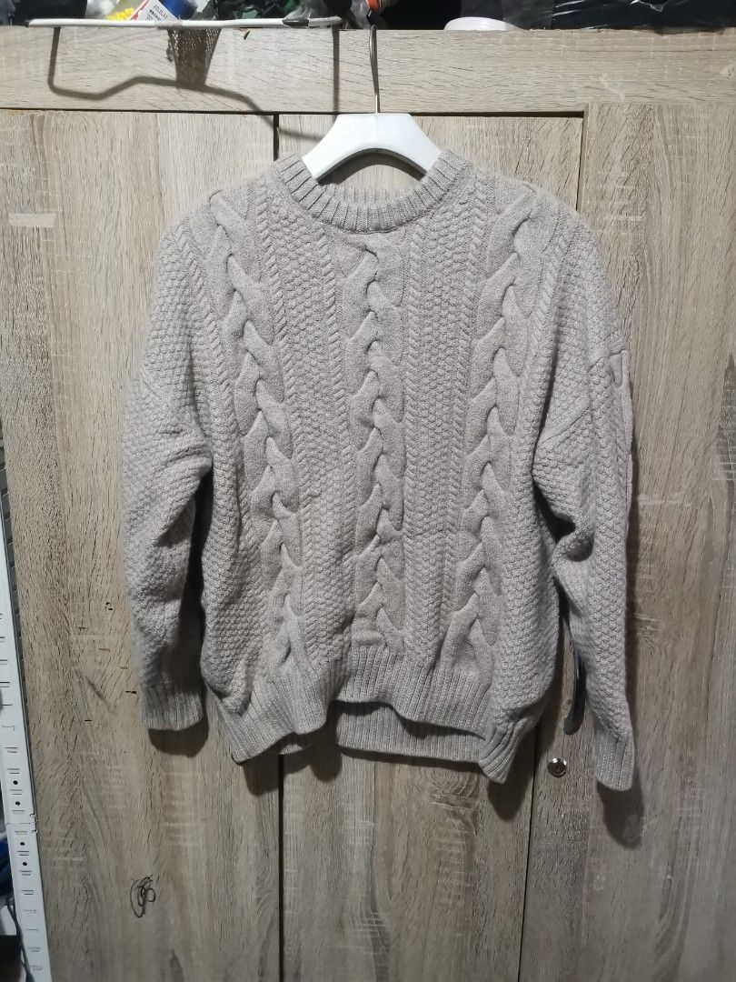 Aritzia wire knitted sweater (Category: Coats, Jackets and Outerwear) located in San Pedro. Submitted by thriftersthrift (Listing ID 1465586407, Image 1). Description: Width(inches) :19.5 Length(inches) :23 Good condition Already wash Color rate : 10 /10 🌵ALL ITEMS ARE FROM UKAY BALE SO MANAGE YOUR EXPECTATION 🌵 ASK SELLER FOR MORE INFORMATION COLOR MAY CHANGE TRU LIGHTING.