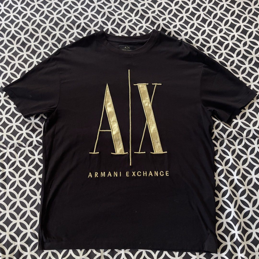 Armani Exchange Gold Logo T-Shirt (Category: Tshirts & Polo Shirts ) located in Manila. Submitted by xeych (Listing ID 1465593516, Image 2). Description: Brand: Armani Exchange (A|X) Price: ₱1100 (negotiable) Color: Black with Gold foil metallic print Material: 100% Cotton Condition: Excellent ✅ Size: Small (S on tag) Fit: Regular DM FOR INQUIRE AND MORE PHOTOS J&T, Lalamove, LBC (shouldered by the buyer) ❌NOT ACCEPTING COD❌.