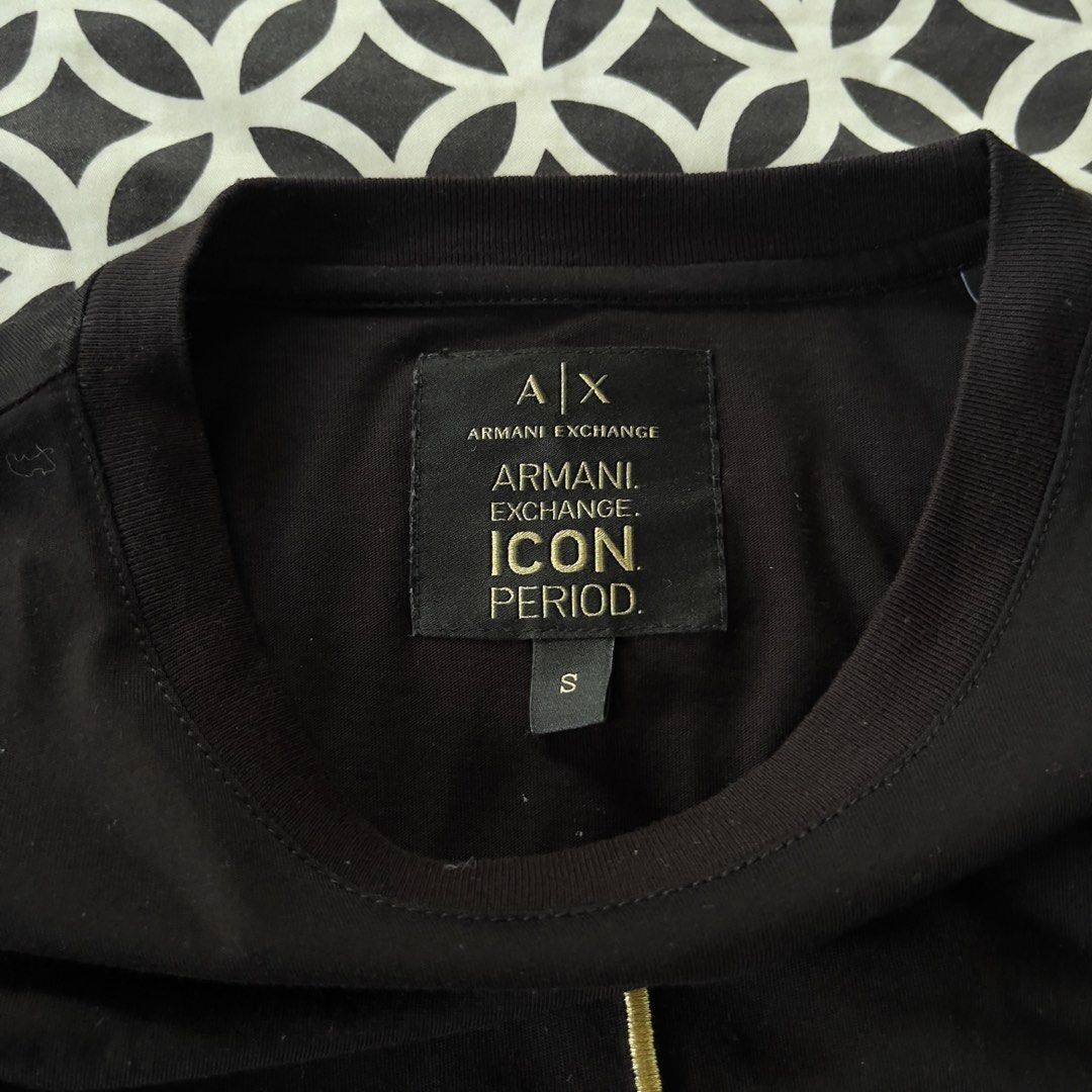 Armani Exchange Gold Logo T-Shirt (Category: Tshirts & Polo Shirts ) located in Manila. Submitted by xeych (Listing ID 1465593516, Image 3). Description: Brand: Armani Exchange (A|X) Price: ₱1100 (negotiable) Color: Black with Gold foil metallic print Material: 100% Cotton Condition: Excellent ✅ Size: Small (S on tag) Fit: Regular DM FOR INQUIRE AND MORE PHOTOS J&T, Lalamove, LBC (shouldered by the buyer) ❌NOT ACCEPTING COD❌.