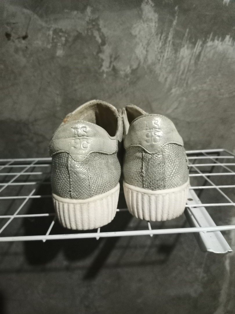 AS 98 Snake Skin Silver (Category: Sneakers) located in Mabalacat. Submitted by hasashoe (Listing ID 1465683119, Image 2). Description: SIZE ON PIC (38)24cm EXCELLENT CONDITION READY TO WEAR GOOD WORKING PERFORMANCE.