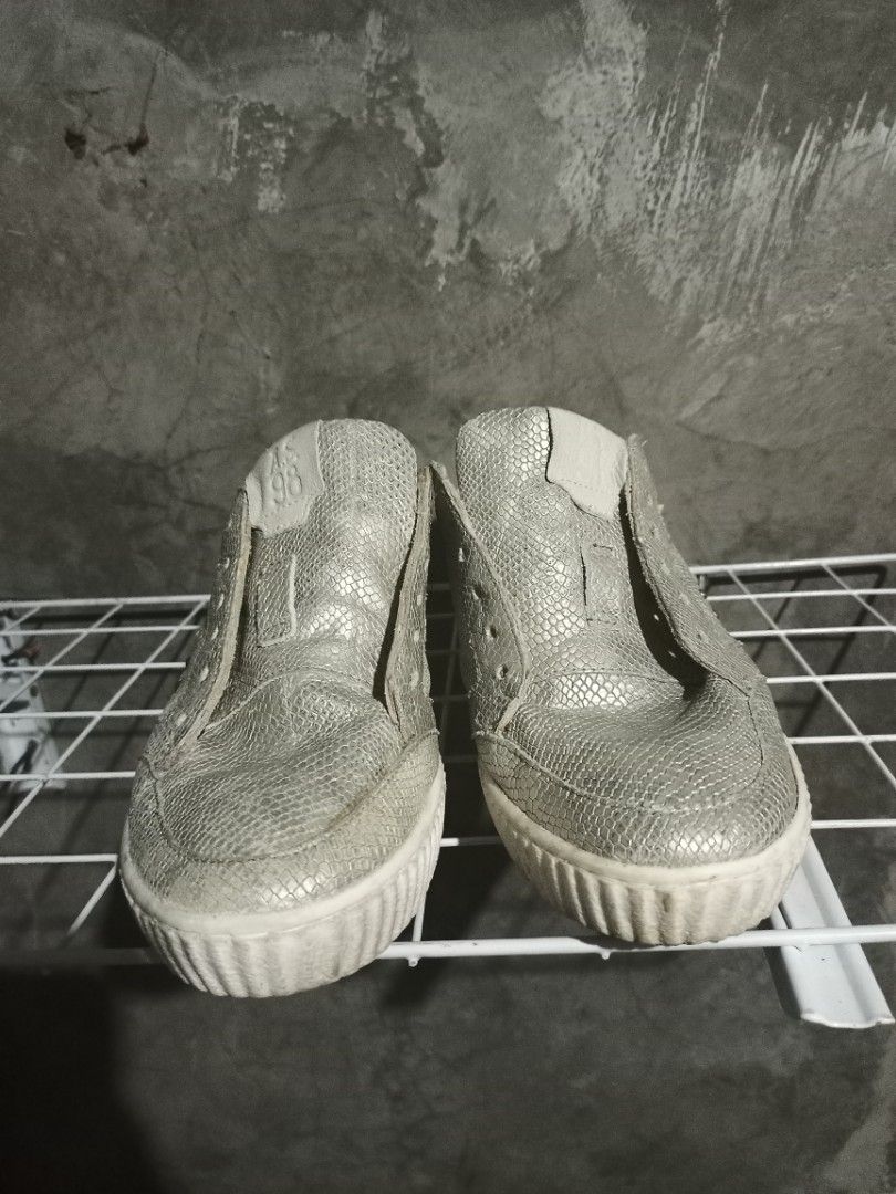 AS 98 Snake Skin Silver (Category: Sneakers) located in Mabalacat. Submitted by hasashoe (Listing ID 1465683119, Image 3). Description: SIZE ON PIC (38)24cm EXCELLENT CONDITION READY TO WEAR GOOD WORKING PERFORMANCE.