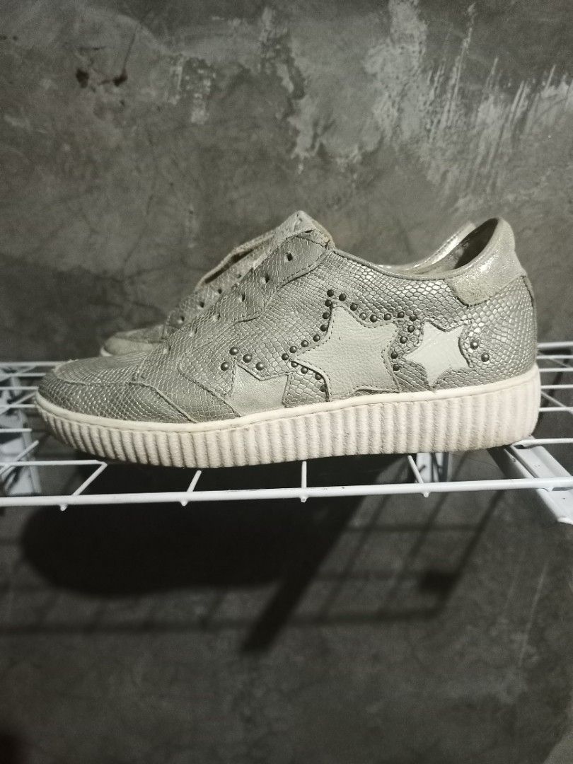 AS 98 Snake Skin Silver (Category: Sneakers) located in Mabalacat. Submitted by hasashoe (Listing ID 1465683119, Image 1). Description: SIZE ON PIC (38)24cm EXCELLENT CONDITION READY TO WEAR GOOD WORKING PERFORMANCE.