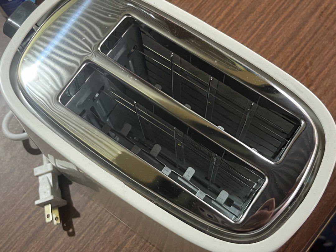 asahi bread toaster (Category: Cookware & Accessories) located in Pasig City. Submitted by nbmb30 (Listing ID 1465648698, Image 2). Description: unboxed but never used location: pasig mod: sdd shipping fee c/o buyer.