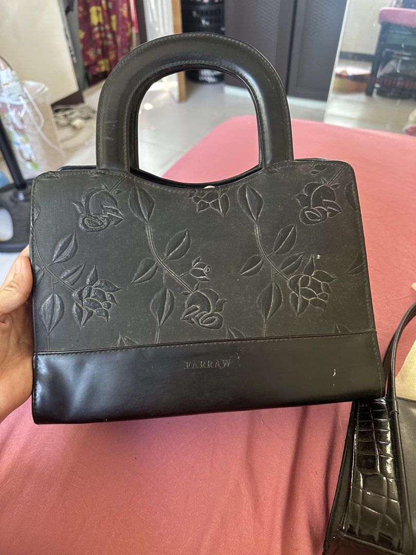 assorted bags for ₱100 (Category: Shoulder Bags) located in Tarlac. Submitted by shne12 (Listing ID 1465609715, Image 2). Description: the blue bag is original guess bag.