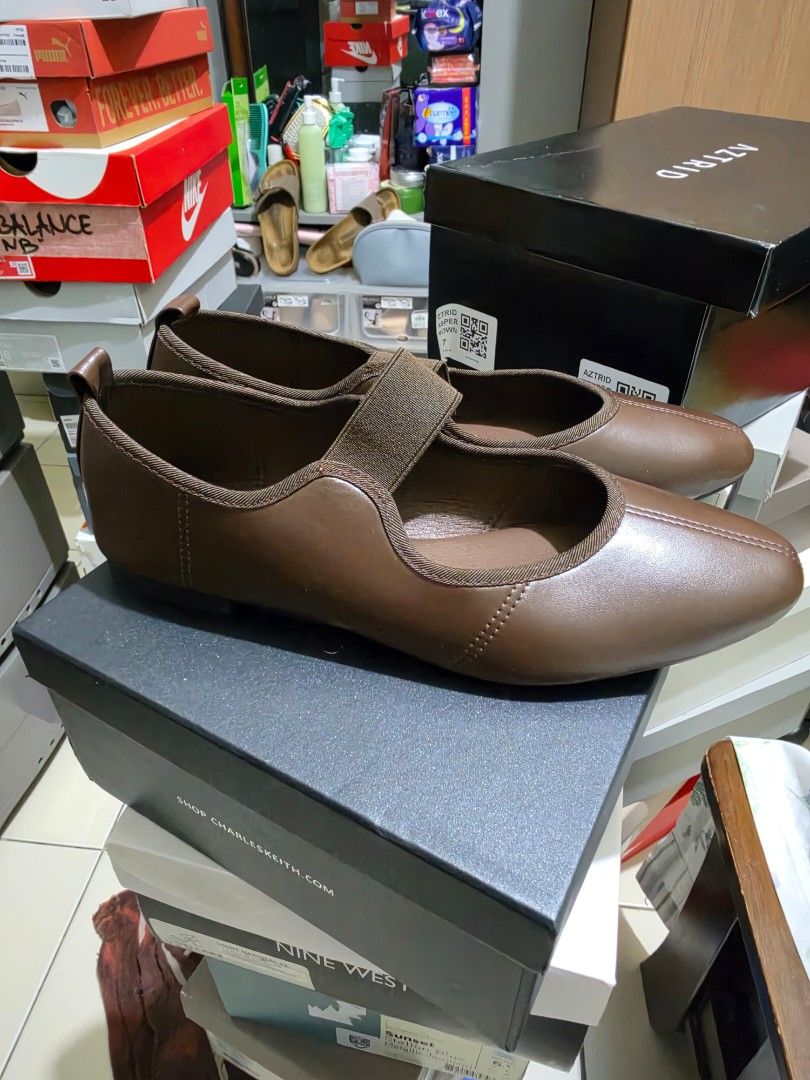 Astrid Brown Mary Jane Flats Size M (Category: Flats & Sandals) located in Pasig City. Submitted by cheribomb85 (Listing ID 1465755395, Image 2). Description: - Brand/Model: Astrid brown flats - Size: 37 - Design: Round toe style with a convenient elastic strap across the top - Material: Smooth finish - Condition: Clean soles and crisp interior branding - Packaging: Includes original black shoebox .