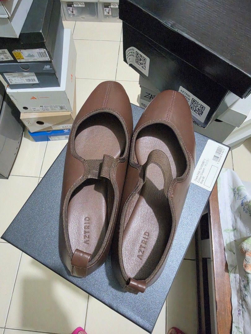 Astrid Brown Mary Jane Flats Size M (Category: Flats & Sandals) located in Pasig City. Submitted by cheribomb85 (Listing ID 1465755395, Image 1). Description: - Brand/Model: Astrid brown flats - Size: 37 - Design: Round toe style with a convenient elastic strap across the top - Material: Smooth finish - Condition: Clean soles and crisp interior branding - Packaging: Includes original black shoebox .