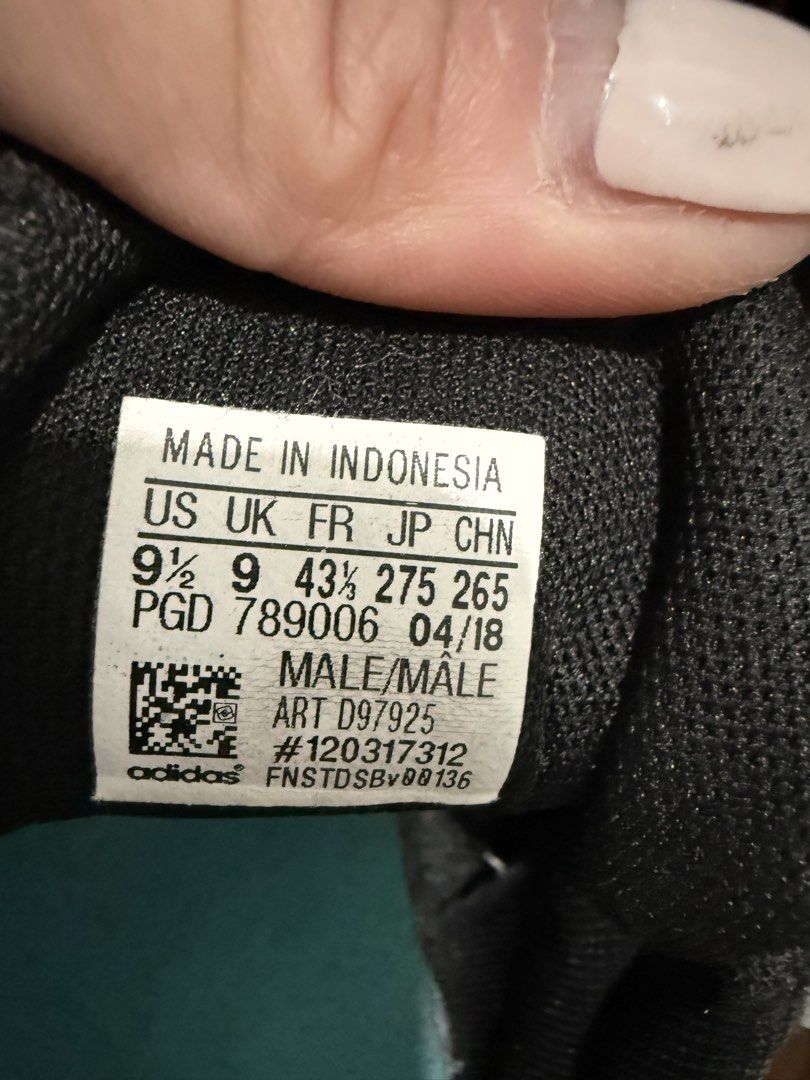 AUTH ADIDAS UNISEX (Category: Sneakers) located in Pasig City. Submitted by stringkits (Listing ID 1465649896, Image 3). Description: AUTH 9.5 .