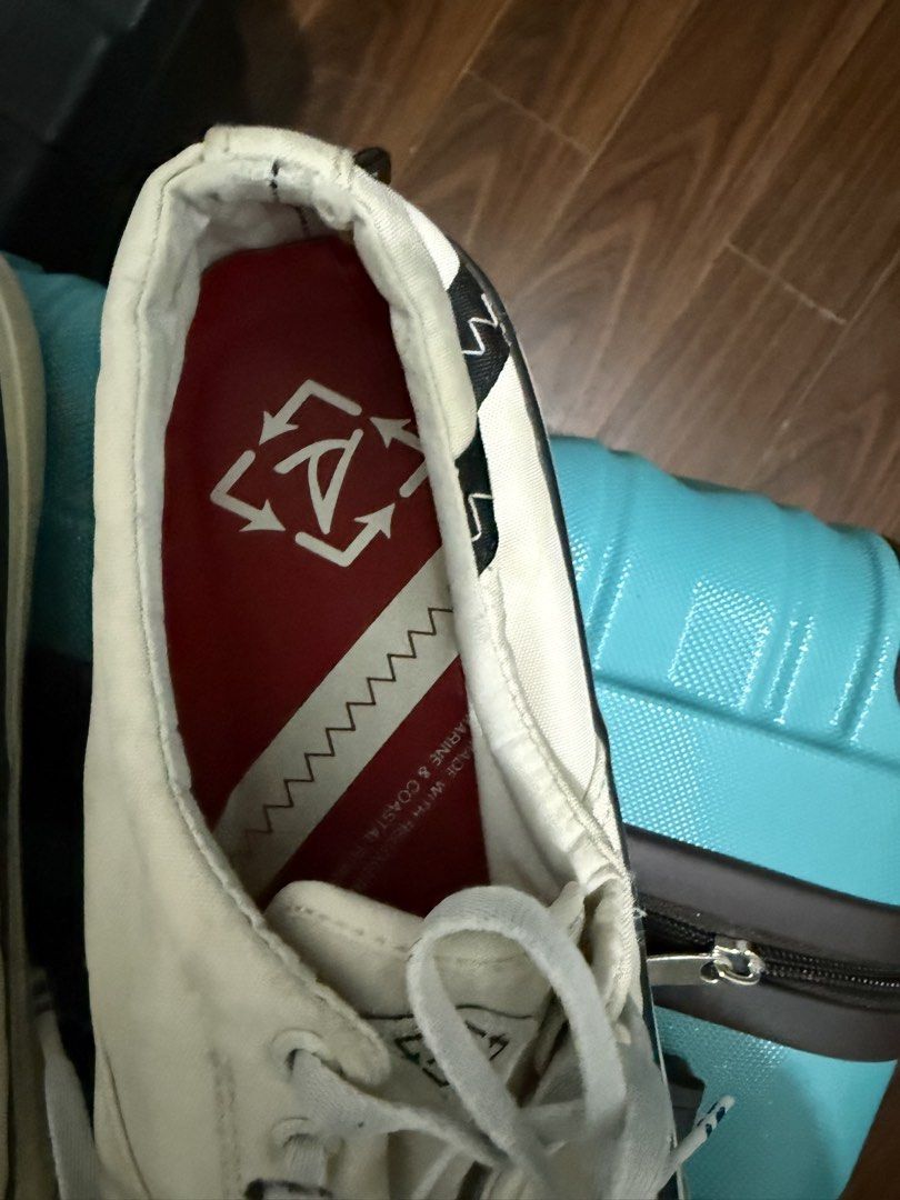 AUTH SPERRY MENS 9.5 (Category: Sneakers) located in Pasig City. Submitted by stringkits (Listing ID 1465647014, Image 3). Description: GOOD CONDITION 9.5 AUTHENTIC .