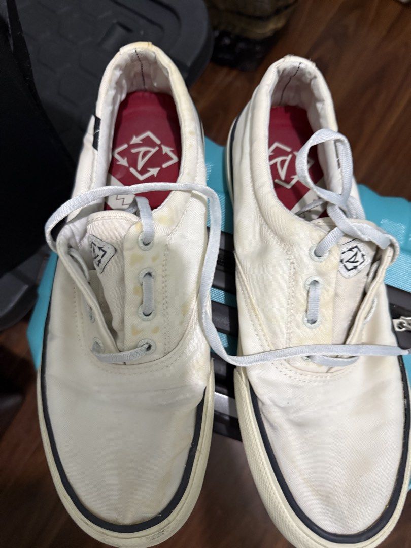 AUTH SPERRY MENS 9.5 (Category: Sneakers) located in Pasig City. Submitted by stringkits (Listing ID 1465647014, Image 1). Description: GOOD CONDITION 9.5 AUTHENTIC .