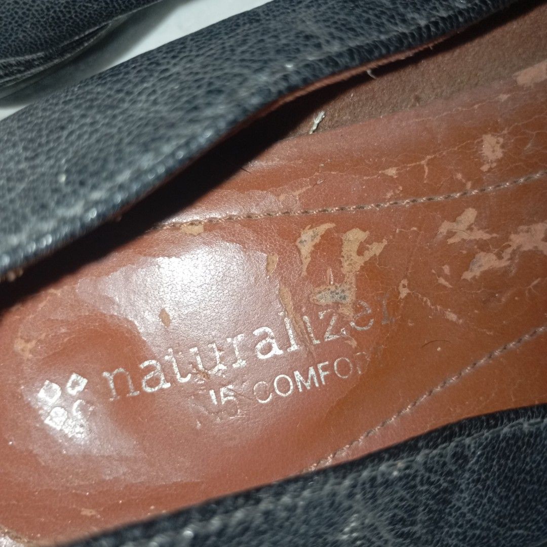 Authentic naturalizer black leather flats minimalist square-toe loafers (Category: Flats & Sandals) located in Rizal. Submitted by cosmicwonders (Listing ID 1465697289, Image 3). Description: Authentic naturalizer black leather flats minimalist square-toe loafers. ₱280 + SF Size: 39 Please manage your expectations as this is preloved. Color may vary due to lighting. ★ Payment first ★MOP: GCASH ★ COURRIER: J&T DM for more Qs!.