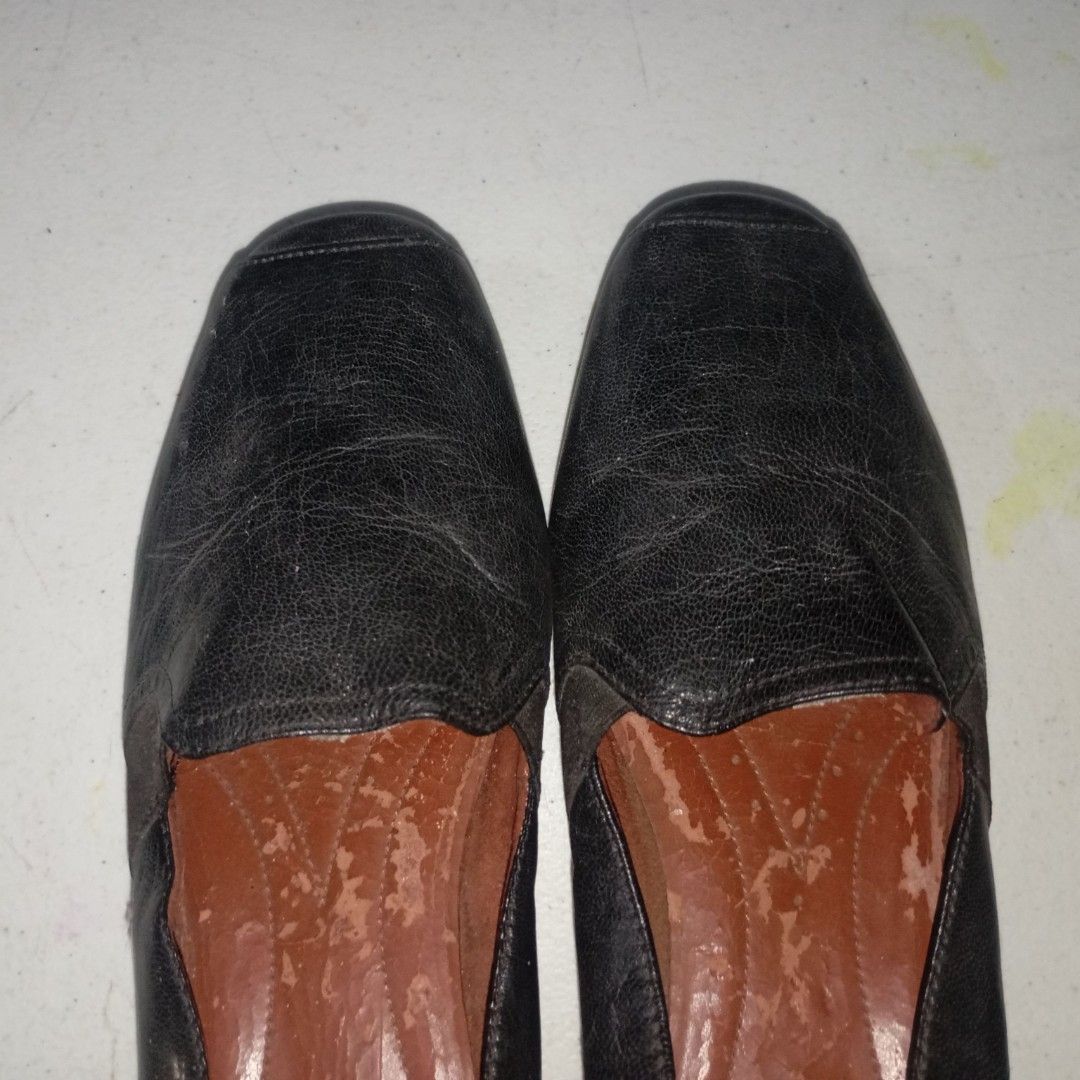 Authentic naturalizer black leather flats minimalist square-toe loafers (Category: Flats & Sandals) located in Rizal. Submitted by cosmicwonders (Listing ID 1465697289, Image 2). Description: Authentic naturalizer black leather flats minimalist square-toe loafers. ₱280 + SF Size: 39 Please manage your expectations as this is preloved. Color may vary due to lighting. ★ Payment first ★MOP: GCASH ★ COURRIER: J&T DM for more Qs!.
