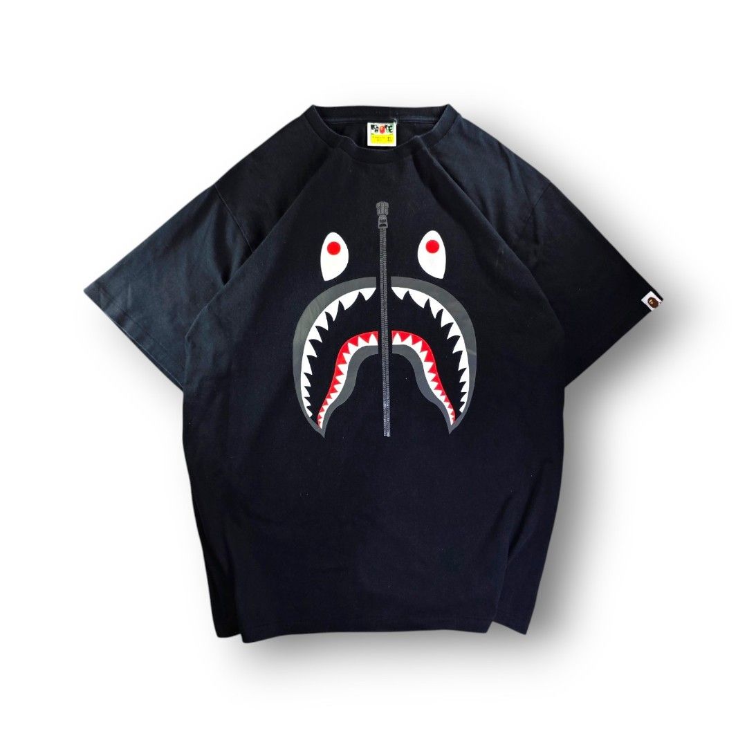 Authentic Bape Shark Logo Black Tee (Authentic/Legit) (Category: Tshirts & Polo Shirts ) located in San Pedro. Submitted by chronothrift (Listing ID 1465652940, Image 1). Description: - Size: XL (W22.5 x 30L) - Condition: 9.2/10 - Color Rate: 8.7/10 - Flaws: ❌❌❌ MOD: J&T Express / Lalamove / Meet MOP: Gcash / Bank Transfer.