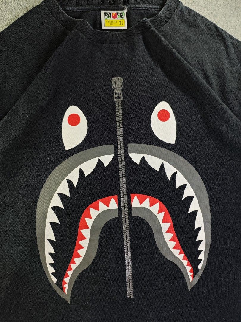 Authentic Bape Shark Logo Black Tee (Authentic/Legit) (Category: Tshirts & Polo Shirts ) located in San Pedro. Submitted by chronothrift (Listing ID 1465652940, Image 2). Description: - Size: XL (W22.5 x 30L) - Condition: 9.2/10 - Color Rate: 8.7/10 - Flaws: ❌❌❌ MOD: J&T Express / Lalamove / Meet MOP: Gcash / Bank Transfer.