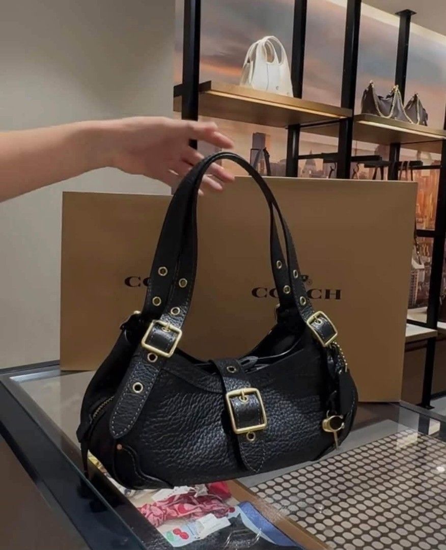 🇺🇸AUTHENTIC COACH BAG🇺🇸 (Category: Shoulder Bags) located in Manila. Submitted by luckyperfectfinds (Listing ID 1465684418, Image 1). Description: .
