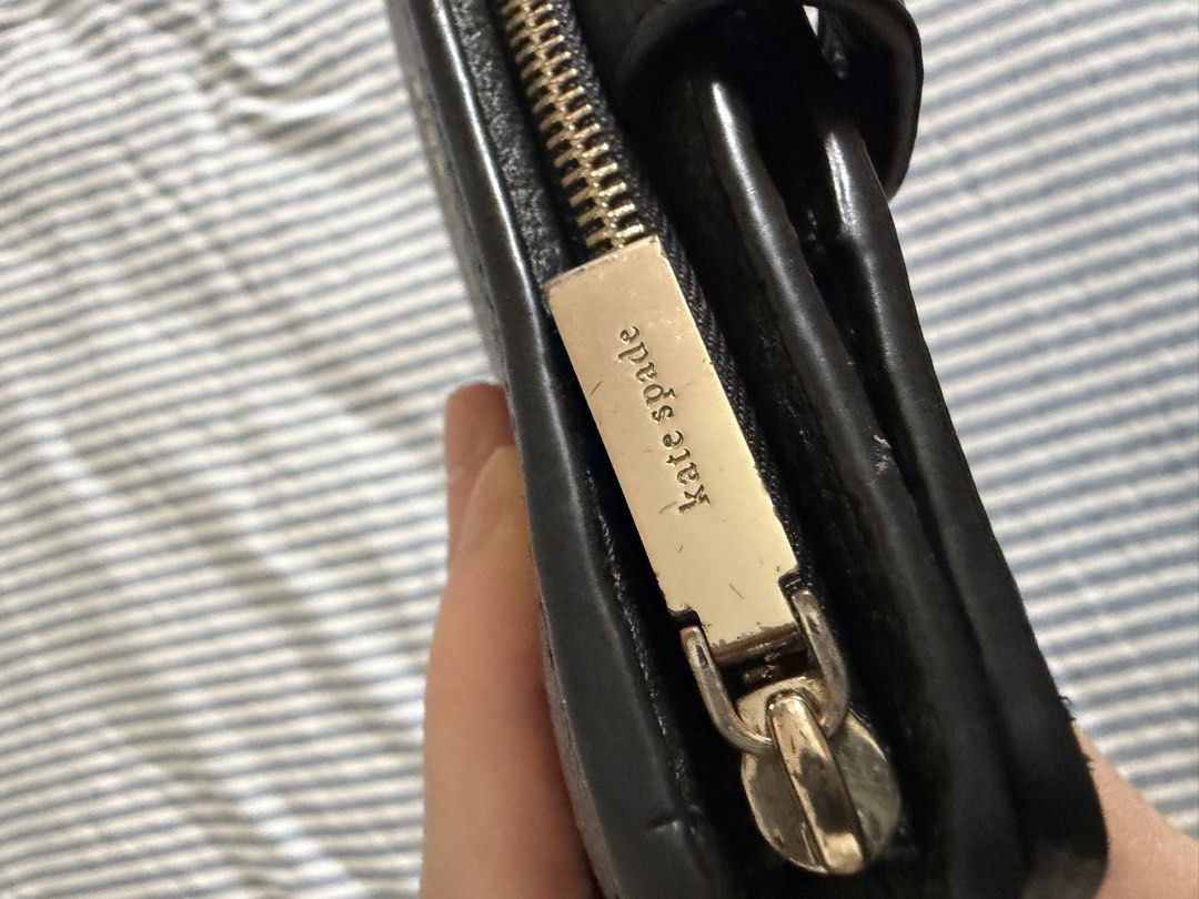 Authentic Kate Spade bifold wallet (Category: Wallets & Card holders) located in Marikina City. Submitted by eggugu (Listing ID 1465598875, Image 3). Description: With flaw, see photos.