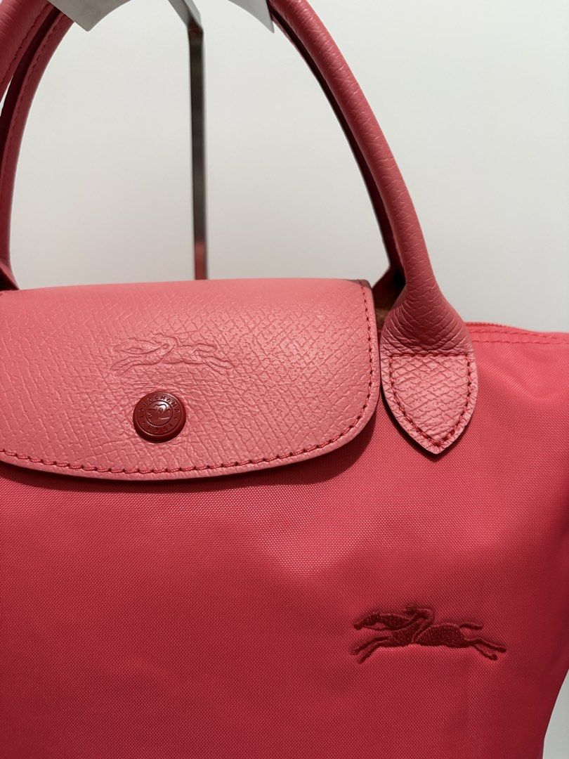 Authentic Longchamp Small Short Handle (Category: Shoulder Bags) located in Subic. Submitted by dear.jeveaph (Listing ID 1465646695, Image 3). Description: Authentic Longchamp Small Short Handle No rubs and holes In pristine condition! ₱ 2000.00 Friendly reminder: This is a preloved bag. Please manage your expectations. If you want a flawless bag, buy one in the store. 😊.
