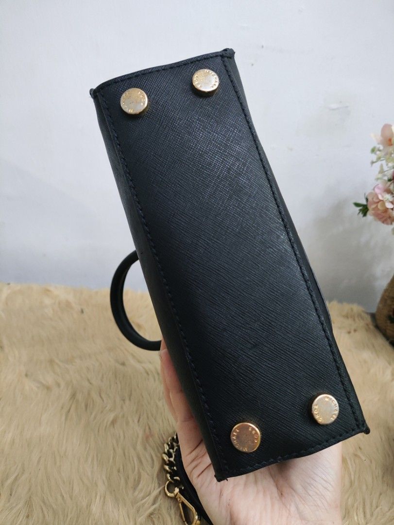 Authentic Michael Kors Mini Bridgette top handle crossbody (Category: Cross-body Bags) located in Rizal. Submitted by hsiri1128 (Listing ID 1465673229, Image 3). Description: 💯✔️Legit CONDITION : 8.5/10 ISSUE / FLAWS : None. normal signs of wear only MATERIAL : Genuine saffiano leather w/ gold hardwares DETAILS : Fit long wallet if patayo. magnetic closure, stand alone. black actual color. intact pa rubberseals.