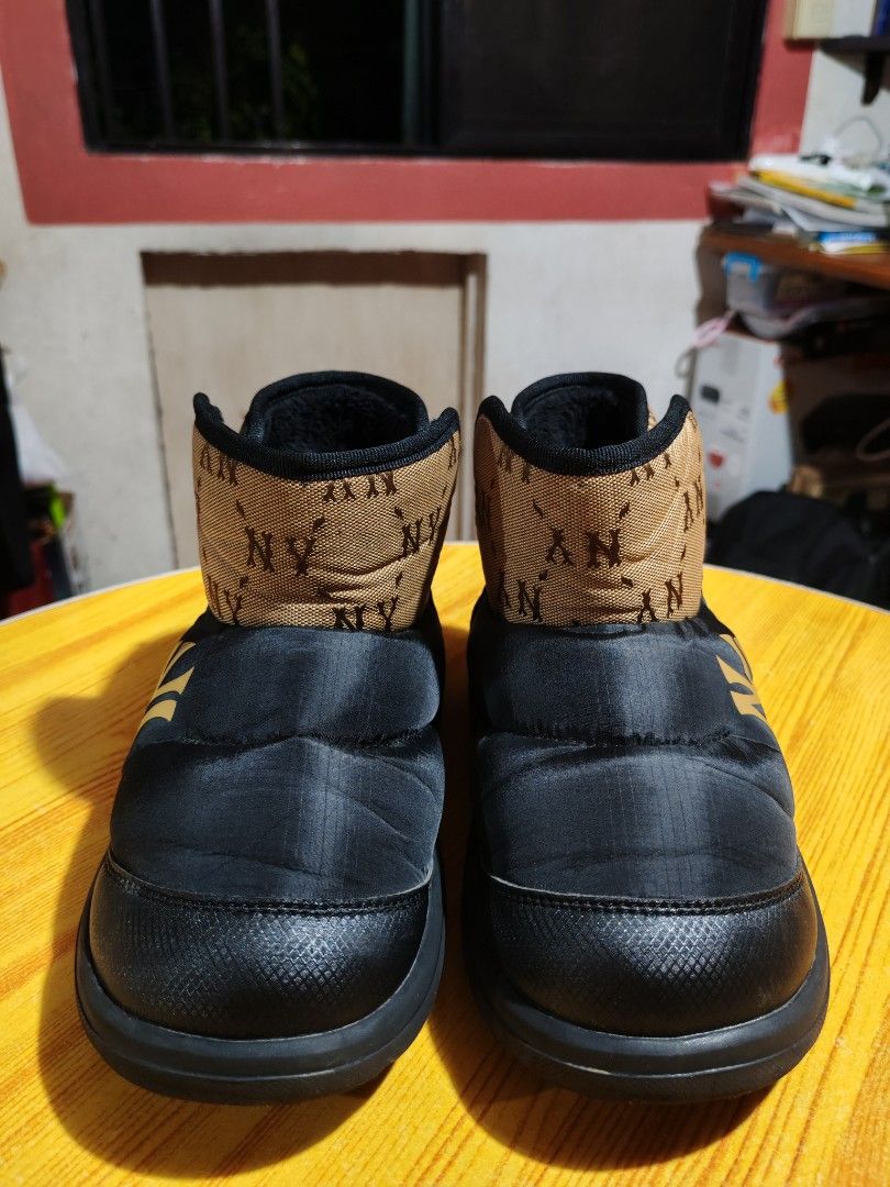 Authentic MLB New York Yankees Winter Boots EU36 (Category: Boots) located in Caloocan City. Submitted by calmfish.aae475 (Listing ID 1465687227, Image 3). Description: Authentic MLB New York Yankees winter boots in black quilted with brown NY monogram and gold logo Size US 4Y / EUR 36. Super cozy fleece lining Perfect for cold trips! Dm lang po if interested Make offer baka magkasundo po. .