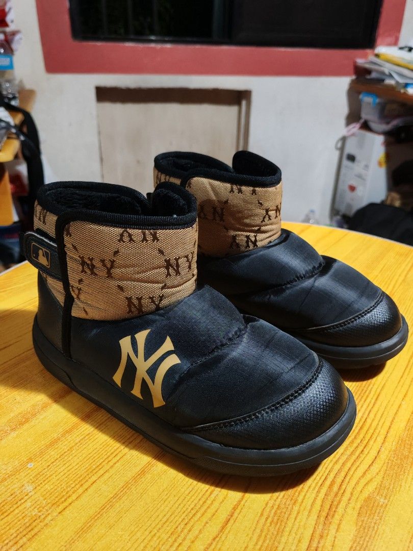 Authentic MLB New York Yankees Winter Boots EU36 (Category: Boots) located in Caloocan City. Submitted by calmfish.aae475 (Listing ID 1465687227, Image 1). Description: Authentic MLB New York Yankees winter boots in black quilted with brown NY monogram and gold logo Size US 4Y / EUR 36. Super cozy fleece lining Perfect for cold trips! Dm lang po if interested Make offer baka magkasundo po. .