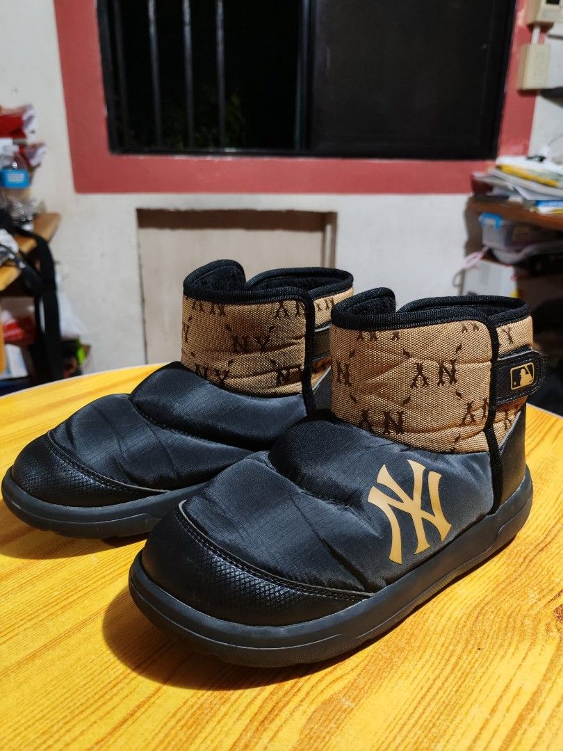 Authentic MLB New York Yankees Winter Boots EU36 (Category: Boots) located in Caloocan City. Submitted by calmfish.aae475 (Listing ID 1465687227, Image 2). Description: Authentic MLB New York Yankees winter boots in black quilted with brown NY monogram and gold logo Size US 4Y / EUR 36. Super cozy fleece lining Perfect for cold trips! Dm lang po if interested Make offer baka magkasundo po. .
