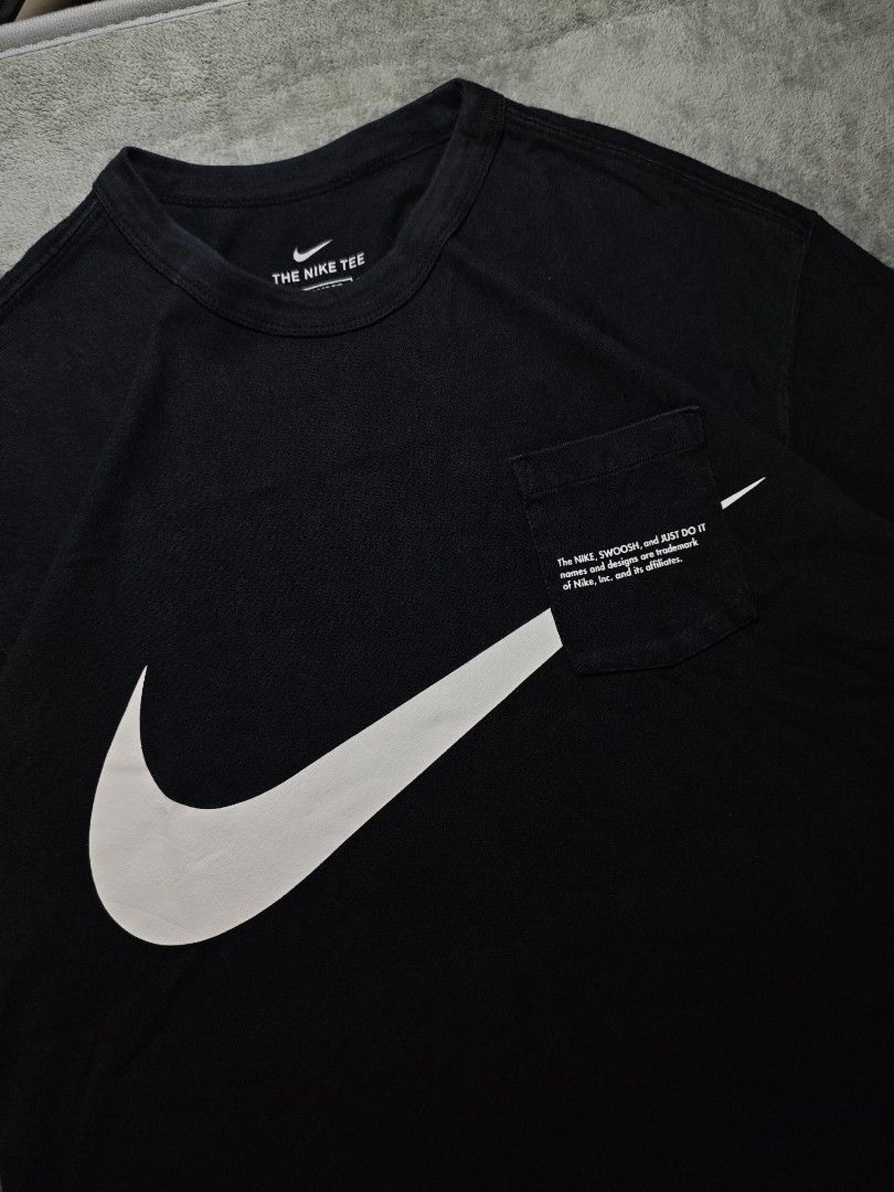 Authentic Nike NSW Big Swoosh Pocket Tee (Authentic/Legit) (Category: Tshirts & Polo Shirts ) located in San Pedro. Submitted by chronothrift (Listing ID 1465652697, Image 2). Description: - Size: Large (W21 x 29L) - Condition: 9.2/10 - Color Rate: 8.7/10 - Flaws: ❌❌❌ (None) MOD: J&T Express / Lalamove / Meet MOP: Gcash / Bank Transfer.