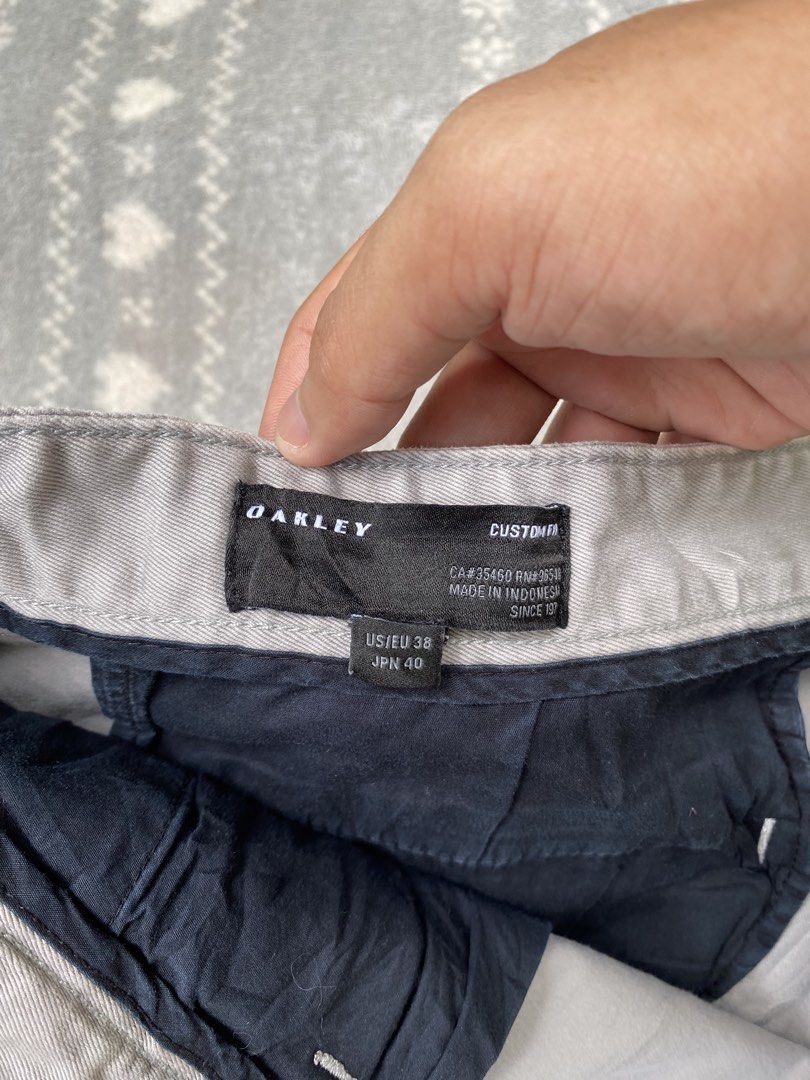 Authentic Oakley regular fit chino shorts size 38 (Category: Chinos) located in Iloilo. Submitted by thriftxside (Listing ID 1465524403, Image 2). Description: Authentic Oakley regular fit chino shorts ▫️Size: 38 on tag ▫️Waist: 19 inches ▫️Length: 20 inches ▫️Hem: 10 inches ▫️Condition: Excellent ▫️Color rate: 10 ▫️Issue: None.