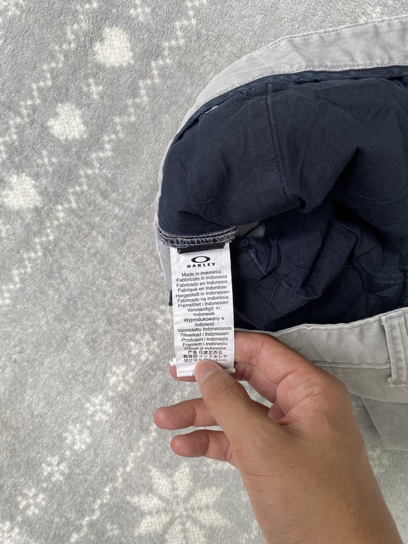 Authentic Oakley regular fit chino shorts size 38 (Category: Chinos) located in Iloilo. Submitted by thriftxside (Listing ID 1465524403, Image 3). Description: Authentic Oakley regular fit chino shorts ▫️Size: 38 on tag ▫️Waist: 19 inches ▫️Length: 20 inches ▫️Hem: 10 inches ▫️Condition: Excellent ▫️Color rate: 10 ▫️Issue: None.