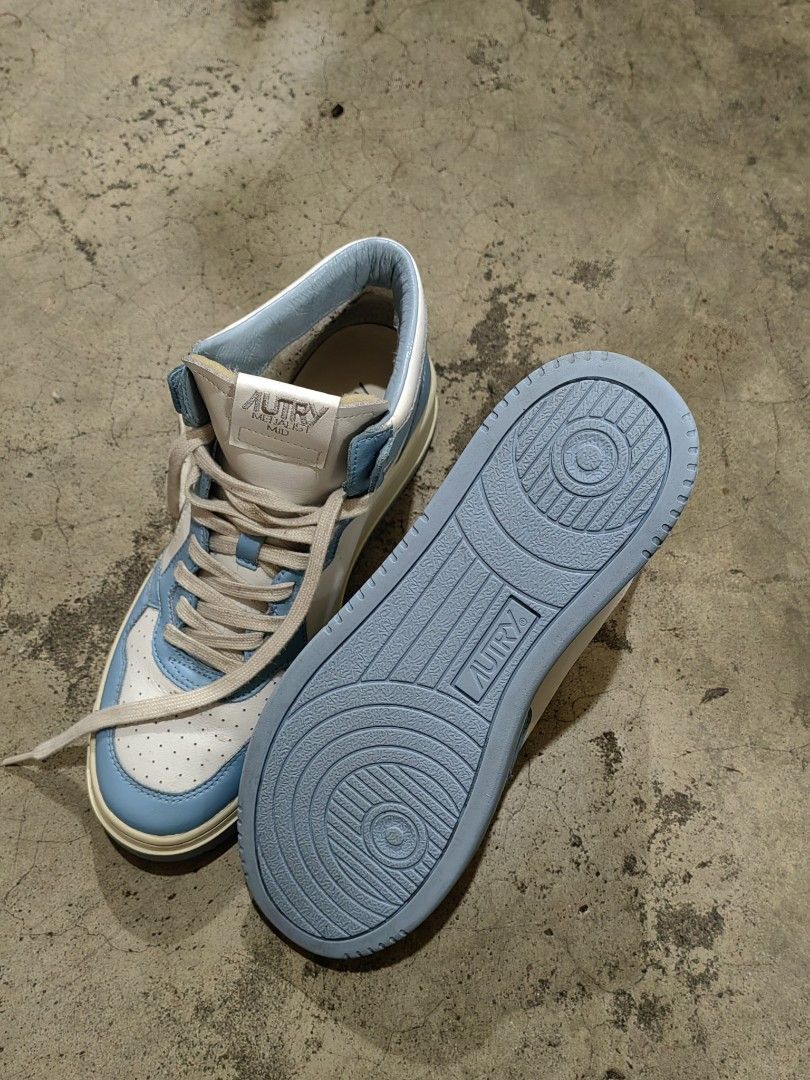 AUTRY Medalist Mid White Light Blue Size 42 (Category: Sneakers) located in Manila. Submitted by charleszapanta1202 (Listing ID 1465596517, Image 2). Description: NEGOTIABLE!!!!! - Brand: Autry Medalist Mid - Color: White and Light Blue - Size: EU 42 / US 9 - Condition: Good as new. Laces needs cleaning. No heel drag or toe drag. - RFS: Size too small. - Used twice..
