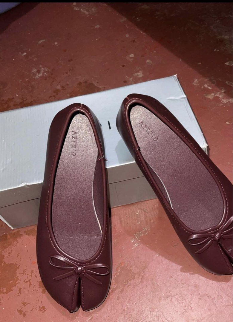 Aztrid Maroon Split-Toe Bow Flats (Category: Flats & Sandals) located in Pasig City. Submitted by gmn_bssg (Listing ID 1465584441, Image 1). Description: BRAND NEW AZTRID KOBI BURGUNDY. I ONLY USED IT ONCE SINCE I ORDERED WRONG SIZE. IT IS SIZE 8 AND TOO BIG FOR ME. LAST PRICE IS 700 FOR THE SURE BUYER. .