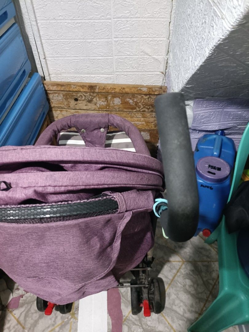 BABY STROLLER (Category: Strollers) located in Manila. Submitted by chloeton2016 (Listing ID 1465664238, Image 3). Description: Lightweight Baby Stroller - Purple Stripes - 500 Fix Details: ✔️ Lightweight, madaling itiklop ✔️ May canopy + safety harness ✔️ Pang 0-3 years old, max 15kg Issue: ⚠️ Nabali yung lock sa bandang kanan (see last pic), PERO gumagana pa din yung lock at nagagamit pa din stroller ng maayos. Hindi nakakaapekto sa pagtulak. R