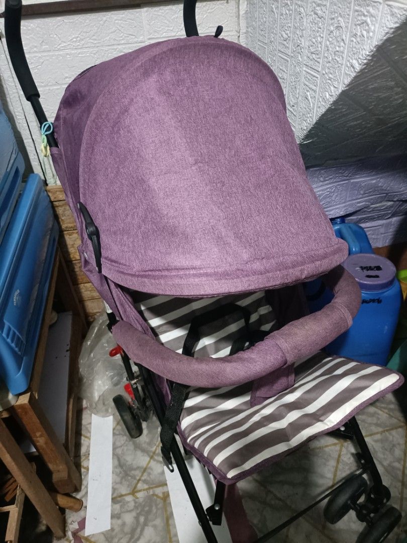 BABY STROLLER (Category: Strollers) located in Manila. Submitted by chloeton2016 (Listing ID 1465664238, Image 2). Description: Lightweight Baby Stroller - Purple Stripes - 500 Fix Details: ✔️ Lightweight, madaling itiklop ✔️ May canopy + safety harness ✔️ Pang 0-3 years old, max 15kg Issue: ⚠️ Nabali yung lock sa bandang kanan (see last pic), PERO gumagana pa din yung lock at nagagamit pa din stroller ng maayos. Hindi nakakaapekto sa pagtulak. R