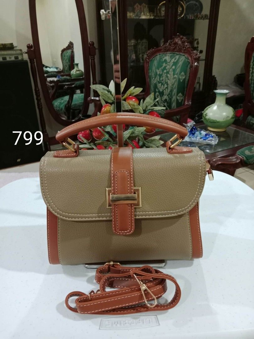 Bag in US (Category: Clutches) located in Pasig City. Submitted by janalopez904 (Listing ID 1465662495, Image 1). Description: .
