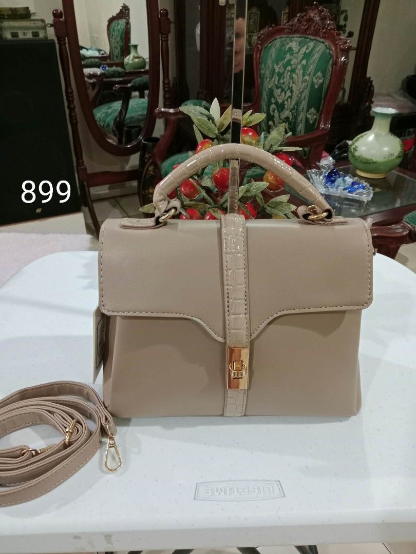 Bag in US (Category: Clutches) located in Pasig City. Submitted by janalopez904 (Listing ID 1465662495, Image 2). Description: .