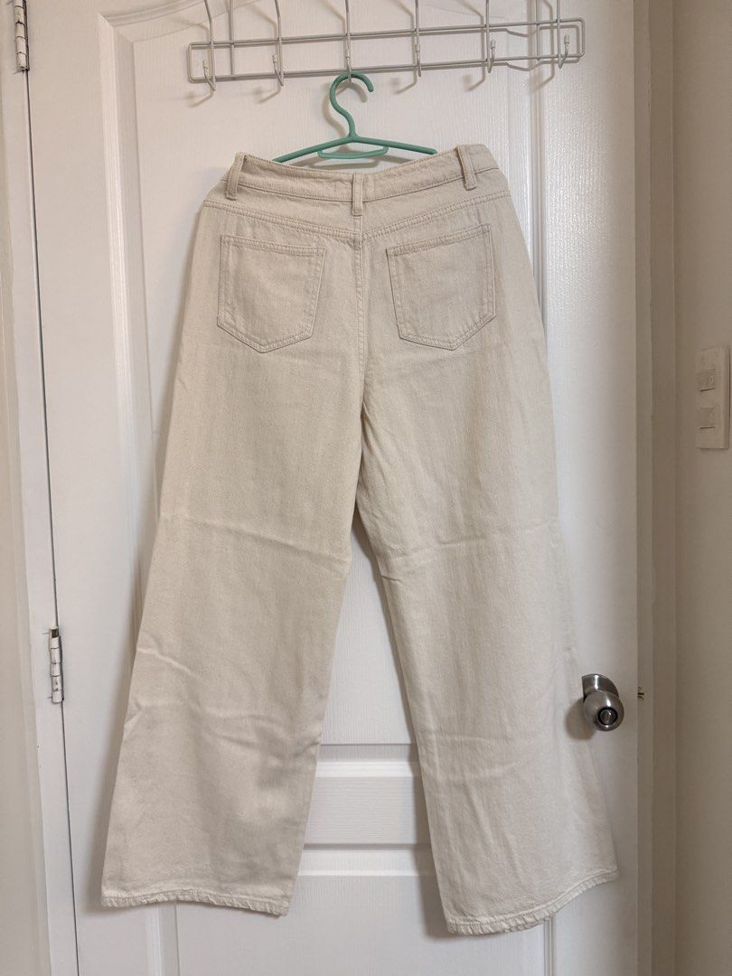 Beige / off white wide leg jeans (Category: Jeans) located in San Fernando. Submitted by lovedbylove__ (Listing ID 1465694188, Image 3). Description: High waisted Length 39 Waist 27-28 Very good condition (like new) Sobra ganda in actual and when worn .