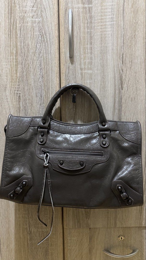 Balenciaga City bag (Category: Luxury Bags & Wallets) located in Taguig. Submitted by soranghae.co (Listing ID 1465630829, Image 1). Description: Japan preloved with dustbag no flaws.