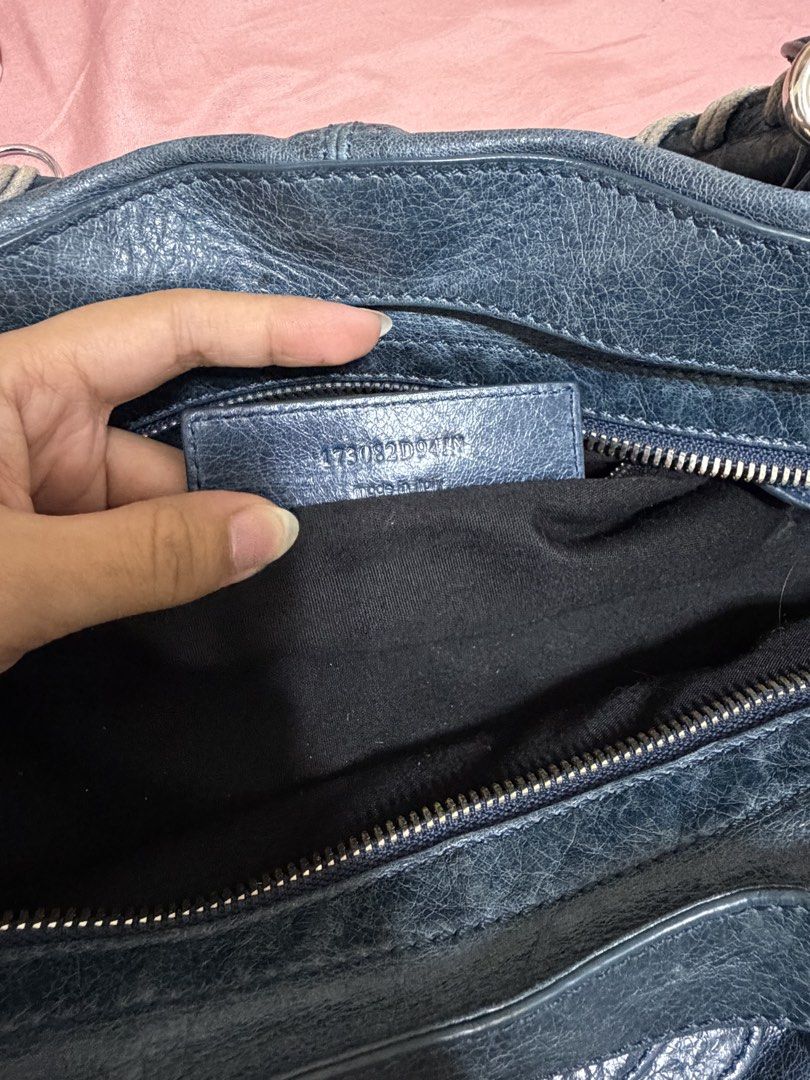 Balenciaga City Bag Big Stud (Category: Shoulder Bags) located in Calamba. Submitted by brave_cchichi (Listing ID 1465747769, Image 3). Description: NEGO alt balenciaga open for swap to big stud as well.