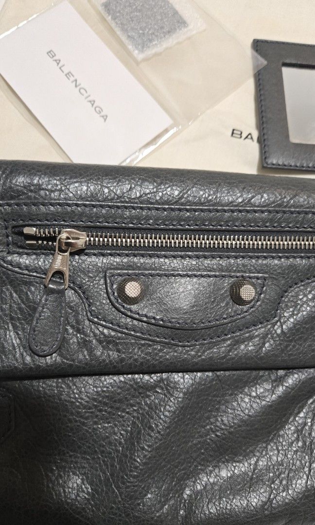 Balenciaga Clutch Anthracite (Category: Luxury Bags & Wallets) located in Meycauayan. Submitted by tuschy (Listing ID 1465666007, Image 3). Description: selling my preloved balenciaga clutch in anthracitr color with mirror, swatch and dustbag DM me for more photos.