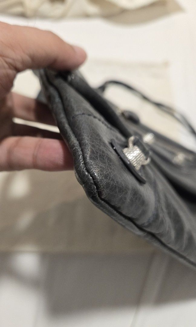 Balenciaga Clutch Anthracite (Category: Luxury Bags & Wallets) located in Meycauayan. Submitted by tuschy (Listing ID 1465666007, Image 2). Description: selling my preloved balenciaga clutch in anthracitr color with mirror, swatch and dustbag DM me for more photos.