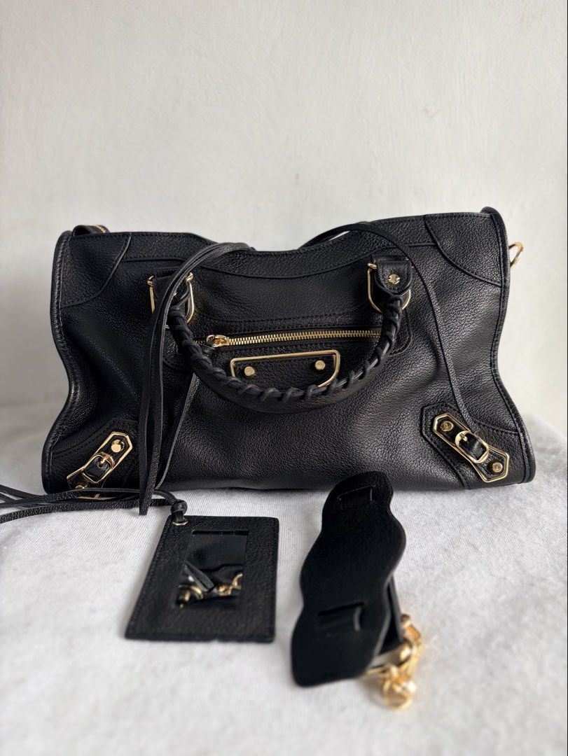 Balenciaga Mettalic Edge (Category: Shoulder Bags) located in Dasmarinas. Submitted by jadasy_vintagefinds (Listing ID 1465611729, Image 3). Description: Balenciaga Metallic Edge 2 way Large top handle with removable strap and mirror in great condition with dust bag Coded ukay. ‼️PLEASE TAKE TIME TO READ‼️ 🛑✋🏻 DON’T MAKE AN OFFER IF UNSURE. 🛑✋🏻 IF IN DOUBT, DON’T BUY. WILL SAVE US BOTH SOME TIME. ❌NO COD for No Profile Reviews/Ratings/locked 