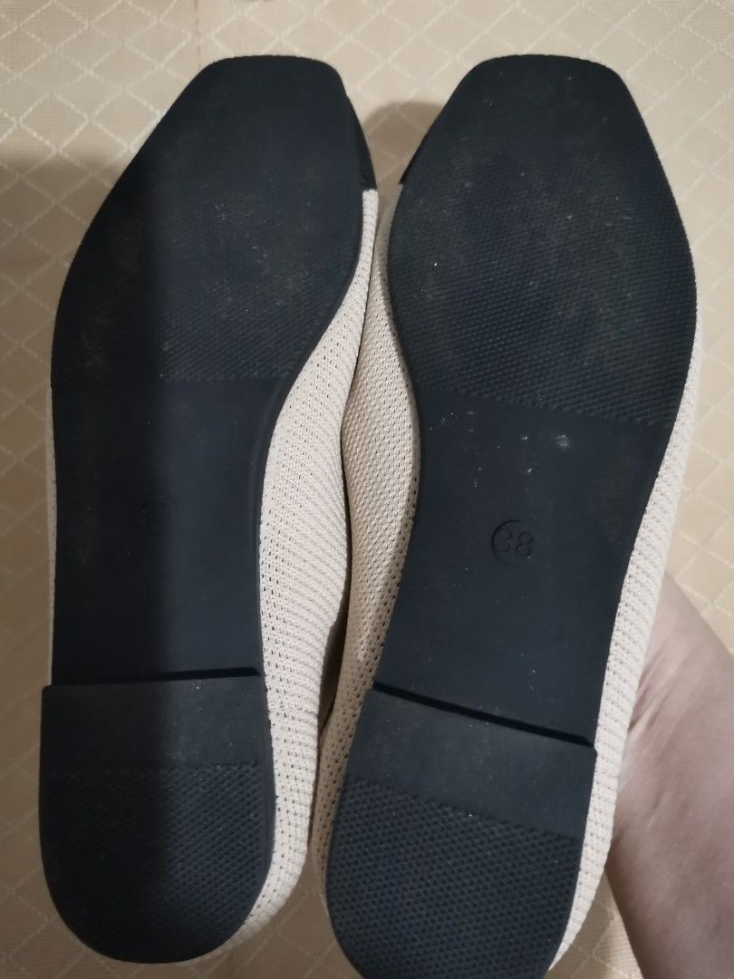 ballet flats (Category: Flats & Sandals) located in Quezon City. Submitted by charlottescollection (Listing ID 1465639894, Image 3). Description: the fitting room bought for 1595 comfy and lightweight .