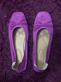 (Category: ) located in . Submitted by swaninlouboutins (Listing ID 1465699338, Image 1). Description: .