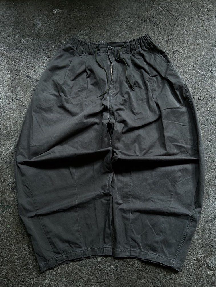 Balloon Type Pants (Category: Jeans) located in Caloocan City. Submitted by hustlenhunt (Listing ID 1465471801, Image 1). Description: •Dimes: Waist-28-38(Elastic waistband with adjustable drawstring) •Length- 40 •Leg opening-10.5 •Thigh-14 •Issue: Need Wash •Color- Army Green •Condition- 8/10 •The Color may vary due to lighting •MOP- Gcash/BDO •MOD- JNT/LALAMOVE/MEET-UP 📍North Caloocan.