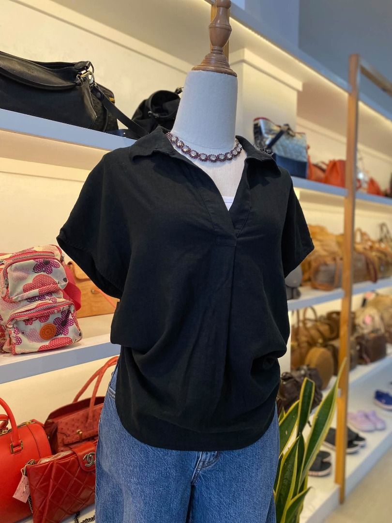 BANANA REPUBLC BLACK LINEN TOP (Category: Blouses) located in Baguio. Submitted by asna_taku (Listing ID 1465651834, Image 2). Description: BANAN@ REPUBL!C BLACK LINEN TOP S ON TAG ₱580.