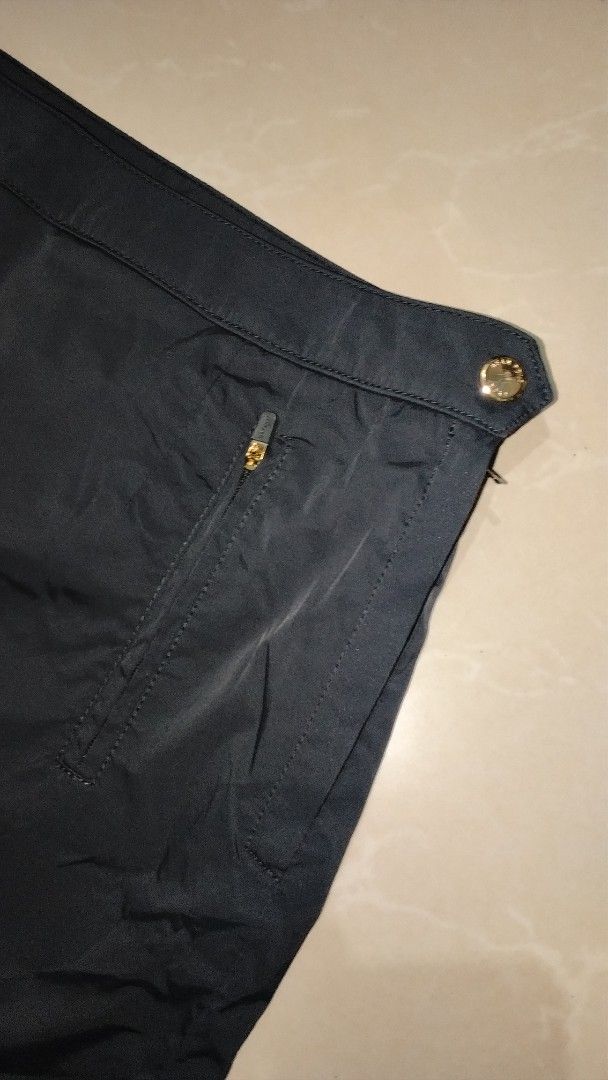 Bean Pole Golf The Open Skirt Preloved (Category: Skirts) located in Polomolok. Submitted by lastthrift (Listing ID 1465640479, Image 3). Description: - Brand: Bean Pole Golf - Color: Dark Navy - Size: 67-92 - 26x19" - Details: Front zipper pockets with branded pulls, gold-tone waist button closure, and 'The Open' rear pocket detail - Lining: Smooth interior lining with clean tags intact - Style: Sporty and versatile for golf or casual days.