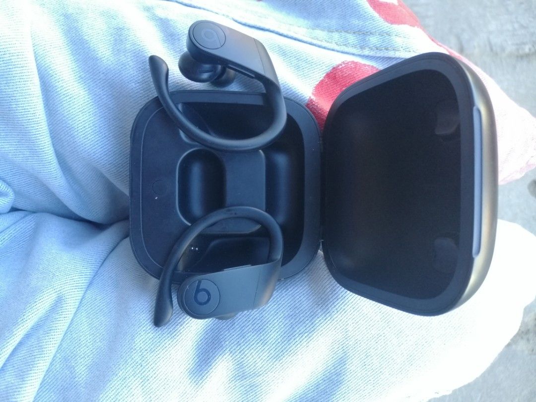 Beats Powerbeats Pro (Category: Earphones) located in Manila. Submitted by justthriftright. (Listing ID 1465580687, Image 3). Description: selling my beats powerbeats pro true wireless fitness earbuds almost a month palang and di masyado nagamit galing singapore (no charger and box included) nego!!! Processor: Integrated Apple H1 Chip (supports hands-free "Hey Siri" and fast device switching across Apple devices). Battery Life: Up to 9 hours of c