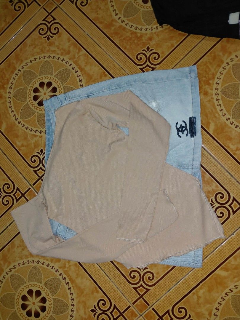 Beige ribbed crop top (Category: Longsleeves) located in Manila. Submitted by risezaahh (Listing ID 1465691917, Image 1). Description: - Beige ribbed long-sleeve crop top - Stretchy, comfortable fabric and trendy crop fit - Versatile piece that are easy to mix and match - Perfect for casual days, hangouts, or photo-ops.