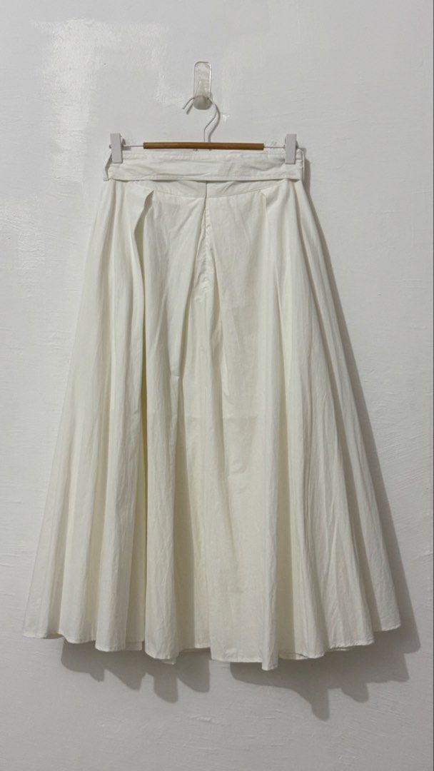 Belted Volumous Skirt (Category: Skirts) located in Cordova. Submitted by thedecluterrer (Listing ID 1465580220, Image 3). Description: .