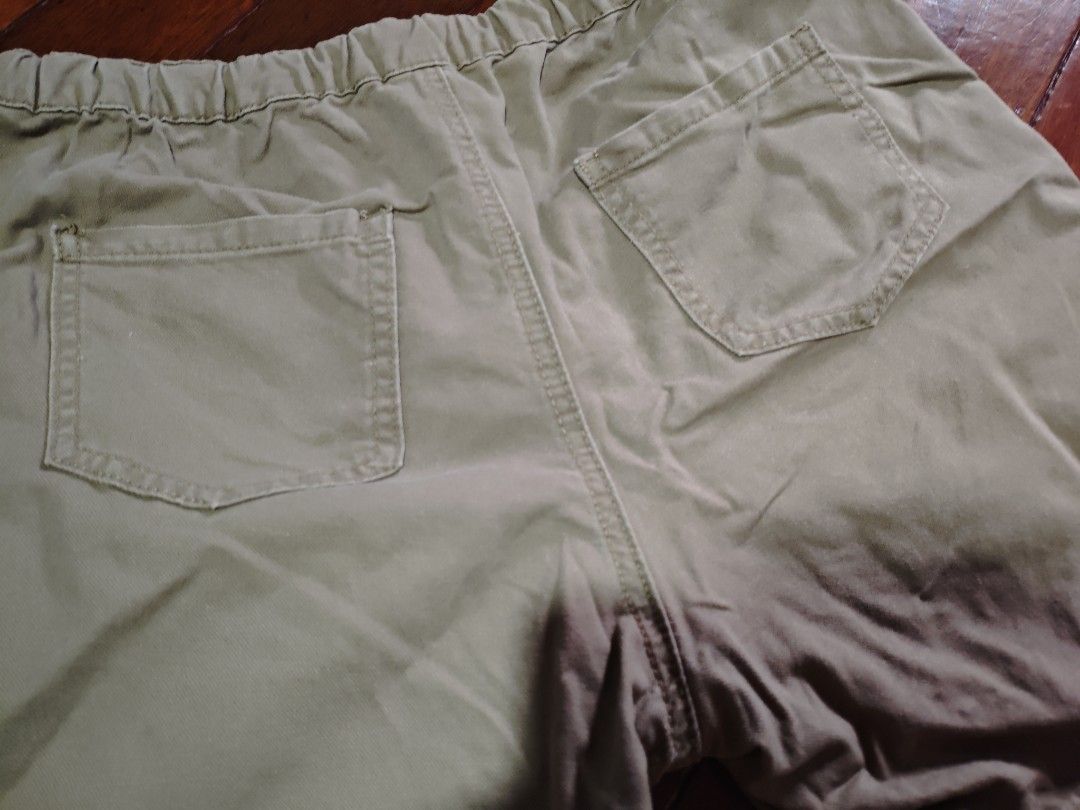 BENCH (Category: Shorts) located in Manila. Submitted by xoien (Listing ID 1465698270, Image 3). Description: BENCH conditions: 9.2/10 size: small color: mocha brown ⏹️PRICE; 180 🟡original bench twill short yan 🟡drawstring and botones type 🟡above the knee yan 🟡comfy suotin 🟡4 pockets front and back 🟡hanggang pang size 30 waistline only 🟡maganda pang porma madali bagayan 🟡color may be varie due lightning 🟡UGALIIN BASAHIN ANG BUONG DETAILS